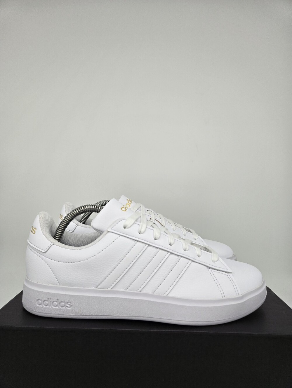 adidas Women's Grand Court 2.0 GW9213 Cloud White Gold Metallic Shoes Size 7 - Picture 3 of 8